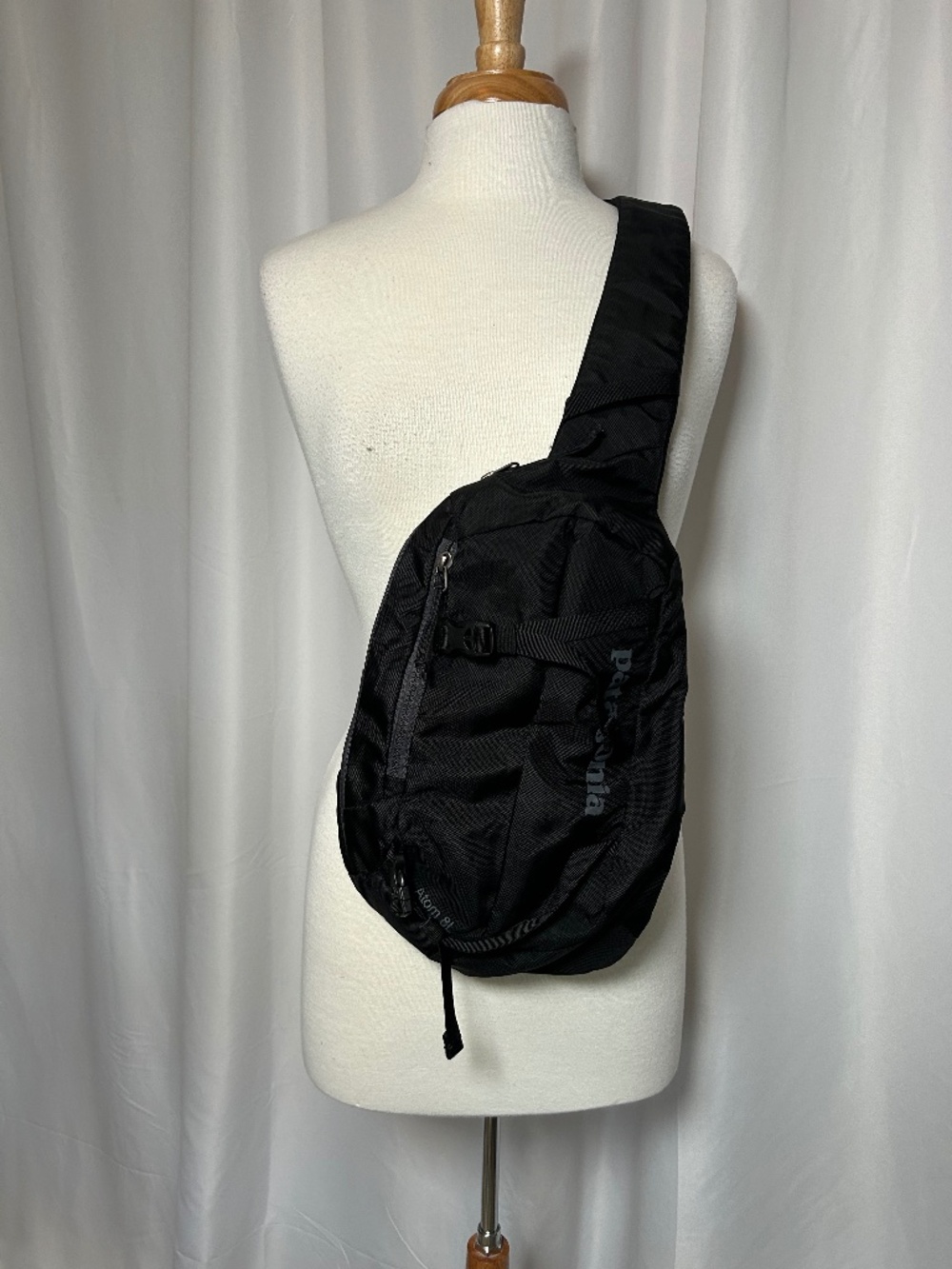 PATAGONIA BLACK ATOM 8L CROSSBODY SLING BAG